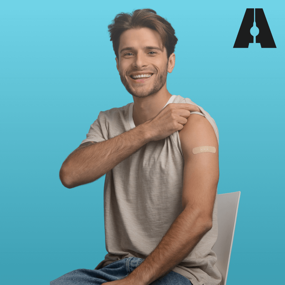 Person mit Pflaster am Oberarm nach einer Impfung